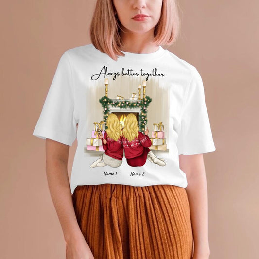Kerstvriendinnen bij het vuur met een drankje - Gepersonaliseerd T-shirt (2-3 vrouwen)
