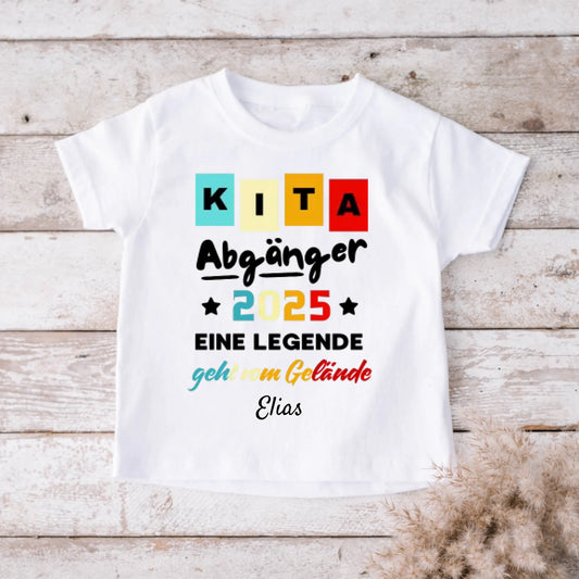 Afgestudeerd in de kinderopvang in 2025, een legende verlaat de school - Gepersonaliseerd T-shirt voor kinderen, studenten en schoolinschrijvingen (100% katoen)