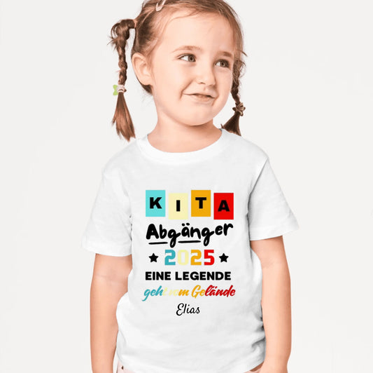 Kita Abgänger 2025, Eine Legende geht vom Gelände - Personalisiertes T-Shirt Kinder, Schüler, Einschulung (100% Baumwolle)