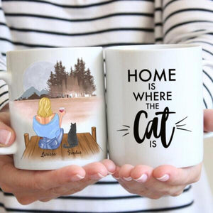 Frau mit Katze & Getränk - Personalisierte Tasse (1-3 Katzen)