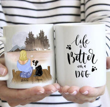 Laden Sie das Bild in den Galerie-Viewer, Frau mit Hund &amp; Getränk - Personalisierte Tasse (1-2 Hunde oder Katzen)
