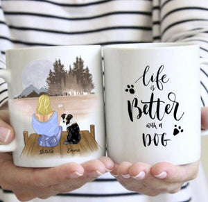 Frau mit Hund & Getränk - Personalisierte Tasse (1-2 Hunde oder Katzen)