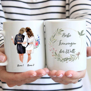 Braut mit Trauzeugin/ Brautjungfer in Satin Roben - Personalisierte Tasse zur Verlobung/ Hochzeit