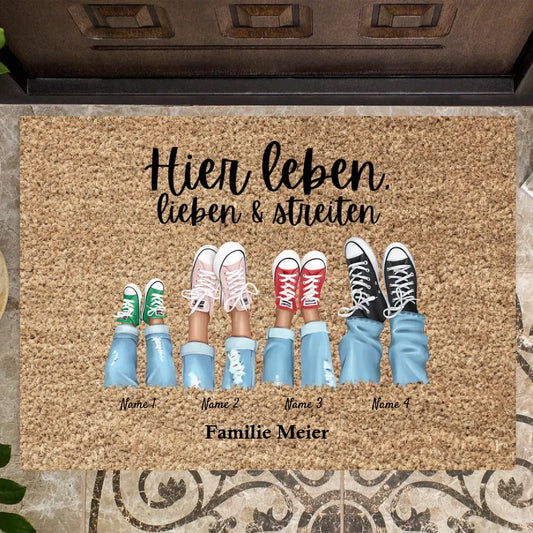 Hier wonen we, houden we van & maken we ruzie - Gepersonaliseerde familie deurmat (2-8 personen)