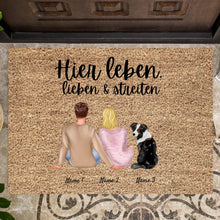 Laden Sie das Bild in den Galerie-Viewer, Pärchen mit Haustier - Personalisierte Familien Fußmatte (Paar mit Hund oder Katze)
