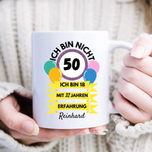 Charger l&#39;image dans la galerie, Je n&#39;ai pas 50 ans, j&#39;ai 18 ans avec 32 ans d&#39;expérience - Mug personnalisé pour anniversaire 30, 40, 50, 60, 70, 80 ans (personnaliser âge &amp; prénom)
