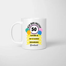 Charger l&#39;image dans la galerie, Je n&#39;ai pas 50 ans, j&#39;ai 18 ans avec 32 ans d&#39;expérience - Mug personnalisé pour anniversaire 30, 40, 50, 60, 70, 80 ans (personnaliser âge &amp; prénom)
