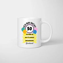 Charger l&#39;image dans la galerie, Je n&#39;ai pas 50 ans, j&#39;ai 18 ans avec 32 ans d&#39;expérience - Mug personnalisé pour anniversaire 30, 40, 50, 60, 70, 80 ans (personnaliser âge &amp; prénom)
