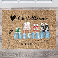 Laden Sie das Bild in den Galerie-Viewer, Herzlich Willkommen - Personalisierte Fußmatte  für innen &amp; aussen (2-8 Personen, Kinder &amp; Haustiere)

