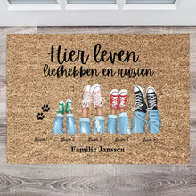 Charger l&#39;image dans la galerie, Hier leven, liefhebben en ruziën - Persoonlijke familie deurmat (1-8 personen, kinderen, huisdieren)
