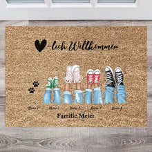 Laden Sie das Bild in den Galerie-Viewer, Herzlich Willkommen - Personalisierte Familien Fußmatte (2-8 Personen &amp; Haustiere)
