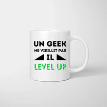 Afbeelding in Gallery-weergave laden, Un geek ne vieillit pas il level up - Mug personnalisé (2-4 personnes)
