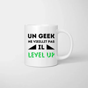 Un geek, c'est très facile de monter en niveau - mug personnalisé (2-4 personnes)