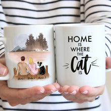 Laden Sie das Bild in den Galerie-Viewer, Pärchen mit Haustier am Steg - Personalisierte Tasse (Hund oder Katze)
