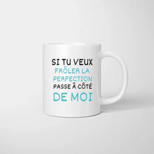 Afbeelding in Gallery-weergave laden, Si tu veux froler la perfection passe a cote de moi - Mug personnalisé (2-4 personnes)
