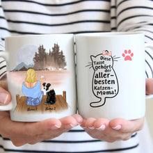 Load image into Gallery viewer, Für die beste Katzenmama - Personalisierte Tasse (Frau mit Katze oder Hund, Muttertag)
