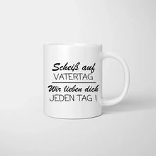 Load image into Gallery viewer, Scheiss auf Vatertag, wir lieben dich jeden Tag - Personalisierte Tasse (Papa mit 1-4 Kinder)
