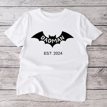 Charger l&#39;image dans la galerie, Dadman/ Badmom depuis 2024 - T-shirt personnalisé pour futur papa, annonce naissance/ grossesse 100% coton
