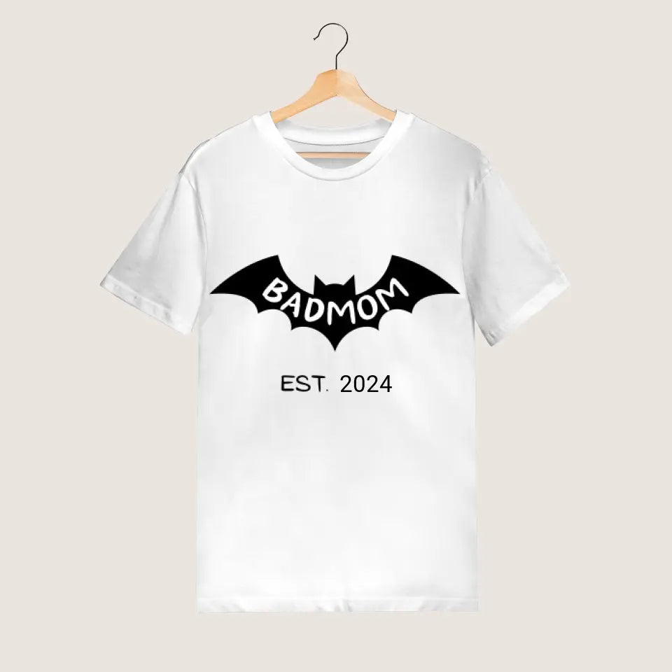 Badmom (Dadman) seit 2024 - Personalisiertes T-Shirt für werdende Mütter, Ankündigung Geburt/ Schwangerschaft 100% Baumwolle