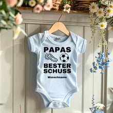 Load image into Gallery viewer, Papas bester Schuss - Personalisierter Baby-Onesie/ Strampler, 100% Bio-Baumwolle, Fußball Fan Body

