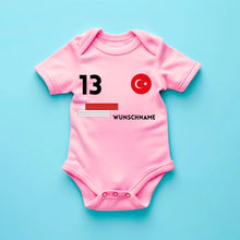 Load image into Gallery viewer, 2024 Fussball EM Türkei - Personalisierter Baby-Onesie/ Strampler, Trikot mit anpassbarem Namen und Trikotnummer, 100% Bio-Baumwolle Baby Body
