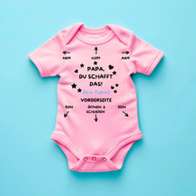 Charger l&#39;image dans la galerie, Papa du schaffst das! - Personalisierter Baby-Onesie/ Strampler, Anleitung Baby, 100% Bio-Baumwolle Body
