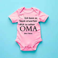 Afbeelding in Gallery-weergave laden, Ich kann es kaum erwarten dich zu sehen OMA - Personalisierter Baby-Onesie/ Strampler, Geburt MAMA, PAPA, OMA, OPA, 100% Bio-Baumwolle Body
