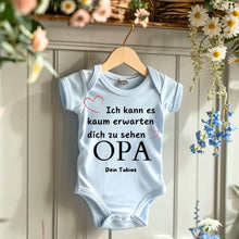 Load image into Gallery viewer, Ich kann es kaum erwarten dich zu sehen OPA - Personalisierter Baby-Onesie/ Strampler, Geburt MAMA, PAPA, OMA, OPA, 100% Bio-Baumwolle Body
