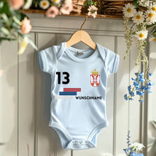 Load image into Gallery viewer, 2024 Fussball EM Serbien - Personalisierter Baby-Onesie/ Strampler, Trikot mit anpassbarem Namen und Trikotnummer, 100% Bio-Baumwolle Baby Body
