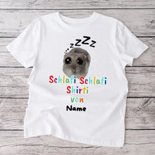 Load image into Gallery viewer, Schlafi Shlafi Shirti Hamster Meme - Gepersonaliseerd T-shirt (100% katoen, unisex)
