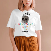 Load image into Gallery viewer, Schlafi Shlafi Shirti Hamster Meme - Gepersonaliseerd T-shirt (100% katoen, unisex)
