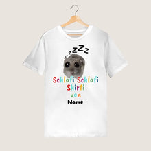 Load image into Gallery viewer, Schlafi Shlafi Shirti Hamster Meme - Gepersonaliseerd T-shirt (100% katoen, unisex)
