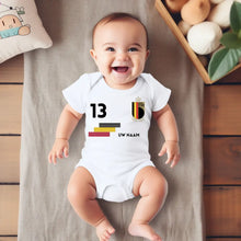 Afbeelding in Gallery-weergave laden, 2024 Euro België voetbalshirt - Gepersonaliseerde babyromper met naam en rugnummer, 100% biologisch katoen
