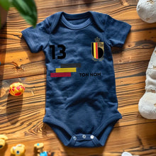 Afbeelding in Gallery-weergave laden, 2024 Maillot de foot Euro Belgique - Babybody gepersonaliseerd met naam en nummer van gepersonaliseerde maillot, 100% biologisch katoen
