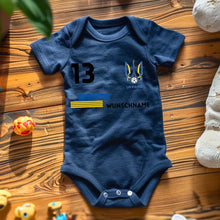 Laden Sie das Bild in den Galerie-Viewer, 2024 Fussball EM Ukraine - Personalisierter Baby-Onesie/ Strampler, Trikot mit anpassbarem Namen und Trikotnummer, 100% Bio-Baumwolle Baby Body
