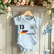 Charger l&#39;image dans la galerie, Deutschland EM Trikot Strampler - Personalisierter Baby-Onesie, Body mit anpassbarem Namen und Trikotnummer, 100% Bio-Baumwolle, EM 2024
