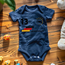 Afbeelding in Gallery-weergave laden, Deutschland EM Trikot Strampler - Personalisierter Baby-Onesie, Body mit anpassbarem Namen und Trikotnummer, 100% Bio-Baumwolle, EM 2024

