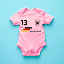Laden Sie das Bild in den Galerie-Viewer, Deutschland EM Trikot Strampler - Personalisierter Baby-Onesie, Body mit anpassbarem Namen und Trikotnummer, 100% Bio-Baumwolle, EM 2024
