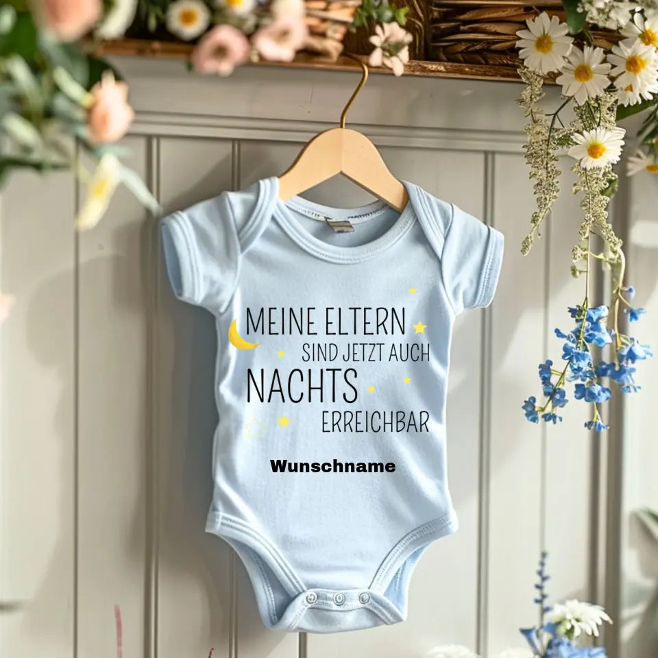 Meine Eltern sind jetzt auch nachts erreichbar - Personalisierter Baby-Strampler, 100% Bio-Baumwolle