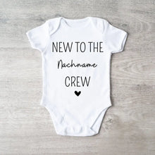 Afbeelding in Gallery-weergave laden, Nieuw bij de Family Crew - Gepersonaliseerde baby onesie/rompertje, 100% biologisch katoen
