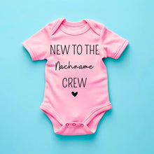 Load image into Gallery viewer, Nieuw bij de Family Crew - Gepersonaliseerde baby onesie/rompertje, 100% biologisch katoen
