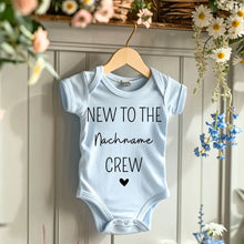 Load image into Gallery viewer, Nieuw bij de Family Crew - Gepersonaliseerde baby onesie/rompertje, 100% biologisch katoen
