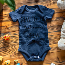 Load image into Gallery viewer, Nieuw bij de Family Crew - Gepersonaliseerde baby onesie/rompertje, 100% biologisch katoen
