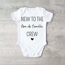 Load image into Gallery viewer, Nieuw bij de familie crew nom de famille - Onesie/dorsal bébé gepersonaliseerd, body 100% biologisch katoen
