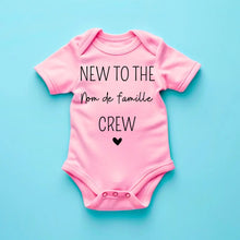 Load image into Gallery viewer, Nieuw bij de familie crew nom de famille - Onesie/dorsal bébé gepersonaliseerd, body 100% biologisch katoen
