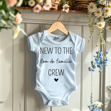 Load image into Gallery viewer, Nieuw bij de familie crew nom de famille - Onesie/dorsal bébé gepersonaliseerd, body 100% biologisch katoen
