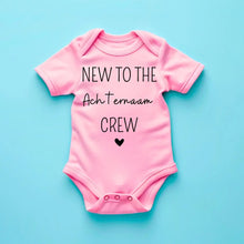 Load image into Gallery viewer, Nieuw bij de familiecrew Achternaam - Gepersonaliseerde baby onesie, baby body 100% biologisch katoen
