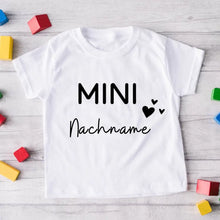 Load image into Gallery viewer, Mini-achternaam - gepersonaliseerd baby-T-shirt, 100% biologisch katoen
