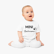 Load image into Gallery viewer, Mini-achternaam - gepersonaliseerd baby-T-shirt, 100% biologisch katoen
