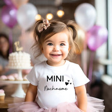 Load image into Gallery viewer, Mini-achternaam - gepersonaliseerd baby-T-shirt, 100% biologisch katoen
